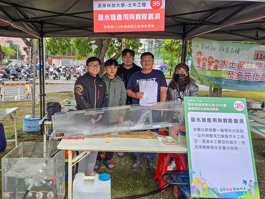 土木系陳智謀老師與同學於攤位上合影_精選圖片 土木系陳智謀老師與同學於攤位上合影_精選圖片